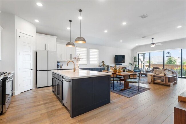 Foto del edificio - 7905 Catbird Ln