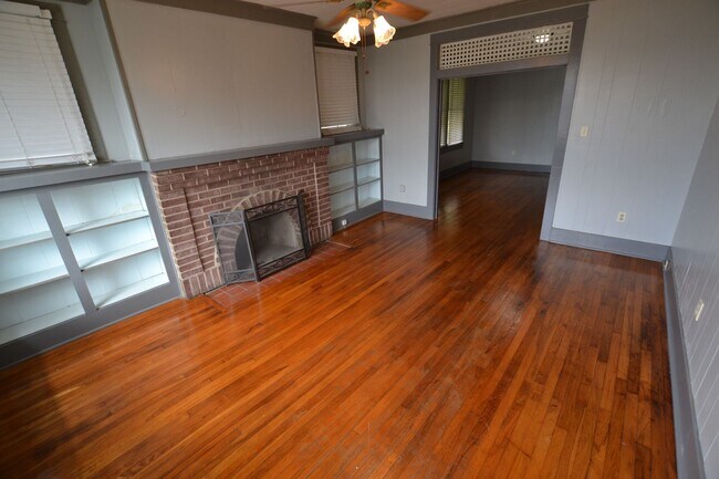 Building Photo - Vintage! Newly updated 3 bedroom, 2 bath h...