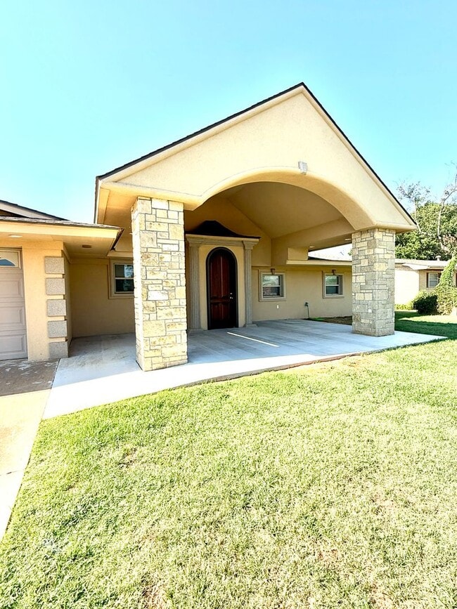 Building Photo - New Renovated Spanish Style Home