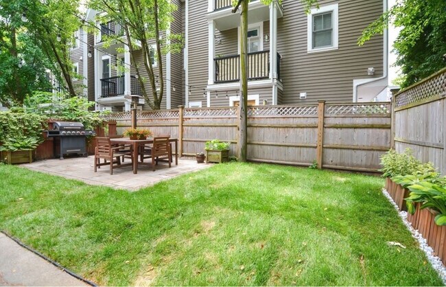 Shared backyard - 22-2 Lake St