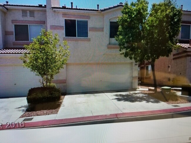Foto del edificio - 3 BEDROOM, 2.5 BATH GATED COMMUNITY 2 YR L...