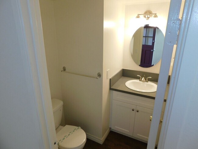 Foto del edificio - Lovely 2 BD 2.5 BA Two Story Townhouse