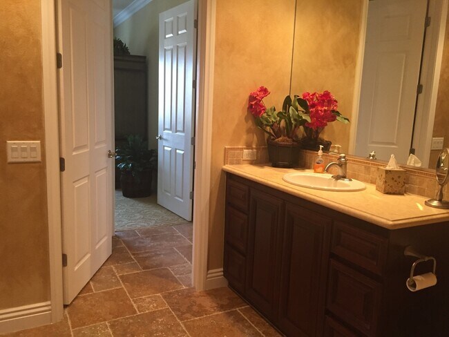 Foto del edificio - STUNNING FURNISHED LAKE LAS VEGAS CONDO!
