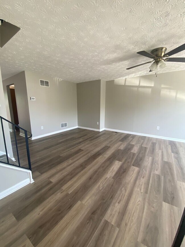 Foto del edificio - Spacious 5 Bedroom, 2 Bath Townhome – Edge...