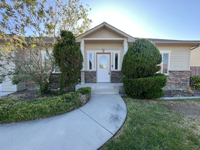 Foto del edificio - Great location with lots of amenities! 4 b...