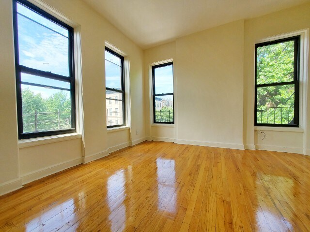 Primary Photo - 525 Throop Ave