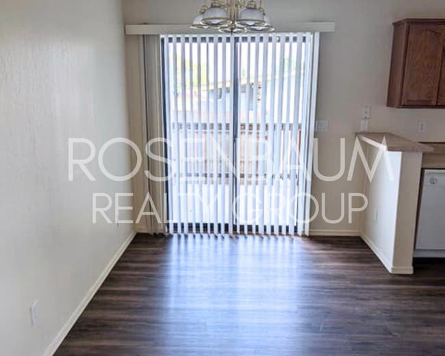 Building Photo - Charming 2-bedrooms, 2-baths duplex locate...