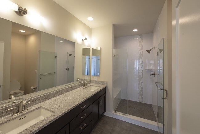 Baño principal - 8071 Tribeca Street