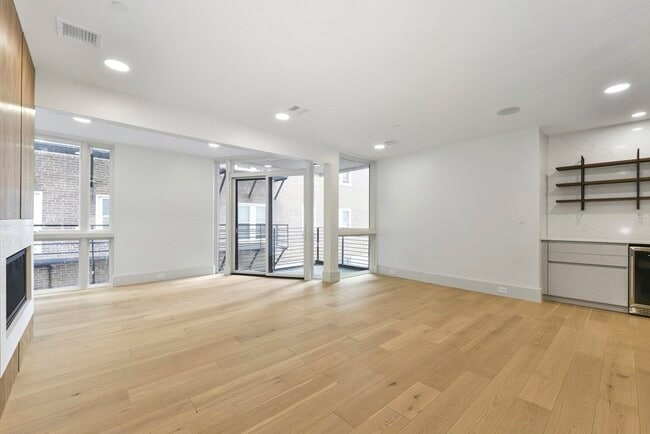 Building Photo - 874 E 6th St