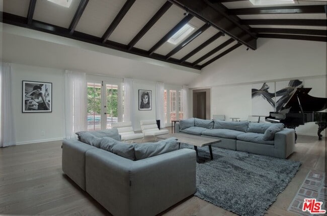 Foto del edificio - 1121 N Beverly Dr