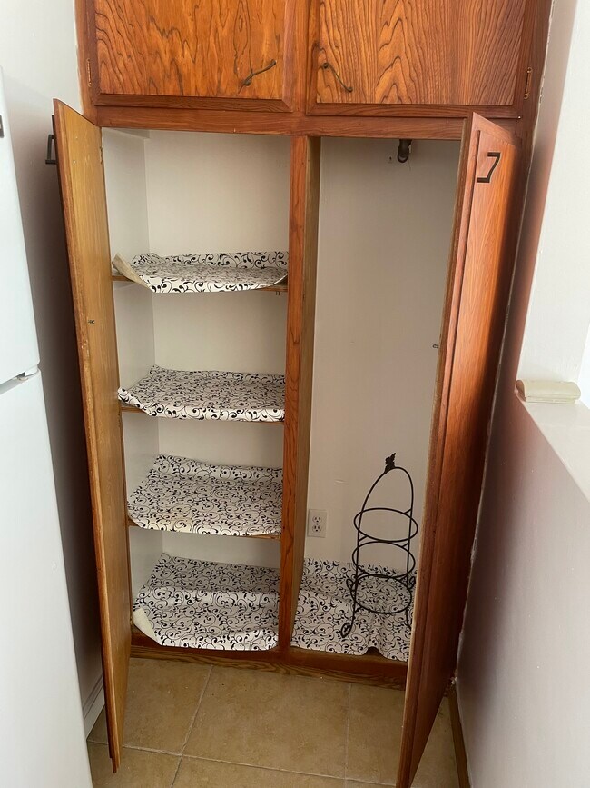 Amplio espacio de almacenamiento en la cocina - 933 6th St