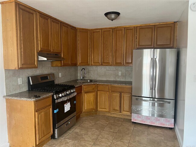 Building Photo - 74-27 85th Dr