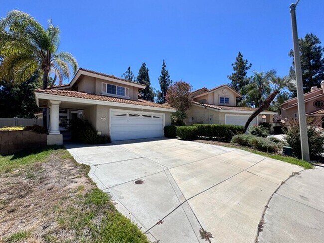 Foto del edificio - Spacious 4 Bedroom Home with Expansive Bac...