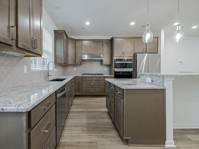 Foto del edificio - AVAILABLE NOW! Brand New Construction in P...