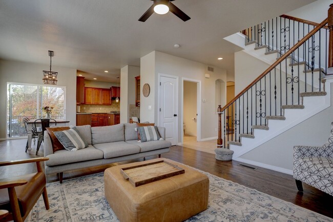 Building Photo - Spacious & Centrally Located 5BR House in ...