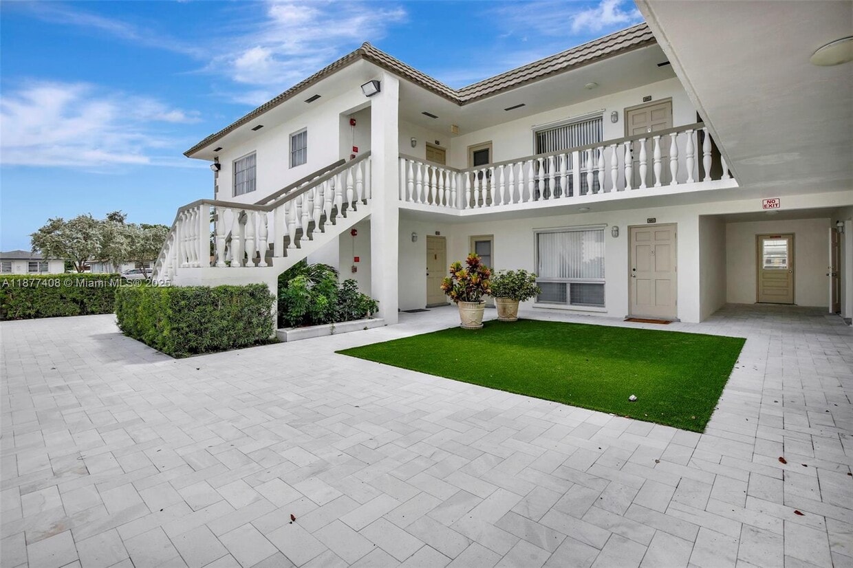 Primary Photo - 5420 Hollywood Blvd