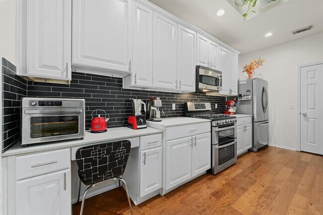 Foto del edificio - 2721 Kinney Oaks Ct