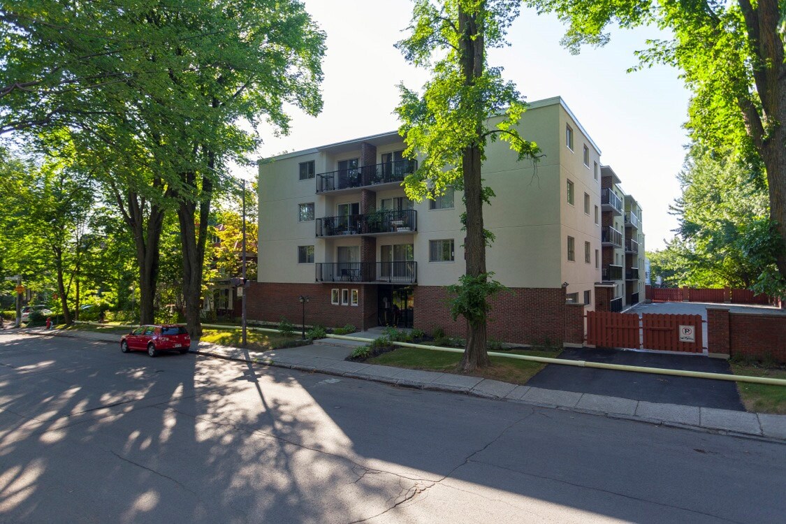 Primary Photo - Pere-Marquette Apartments