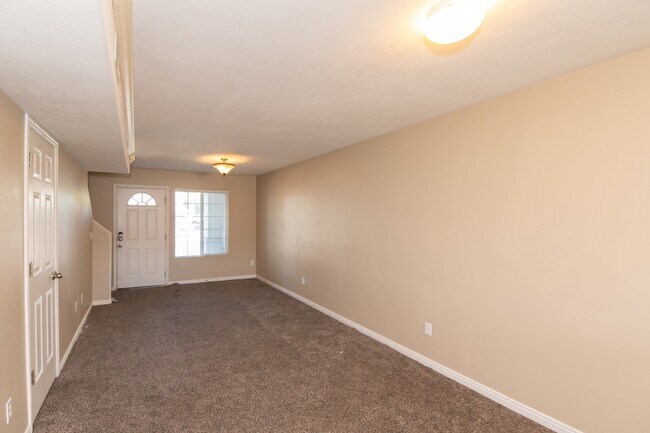 Foto del edificio - 475 N Redwood Rd