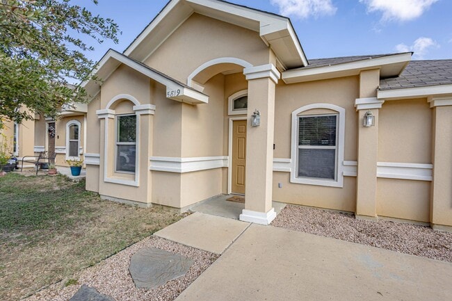 Foto del edificio - 5819 St Sylvia Loop