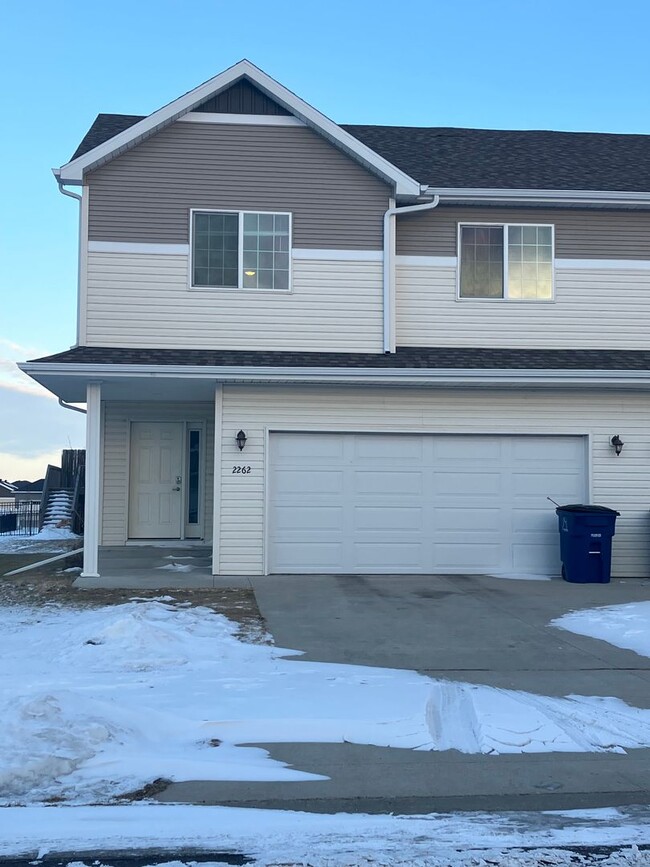 Building Photo - 3 Bed 3 Bath Twin Home