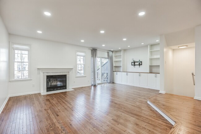Building Photo - 6455 English Ivy Ct