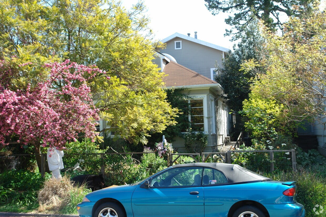 Building Photo - 2339 McGee Ave