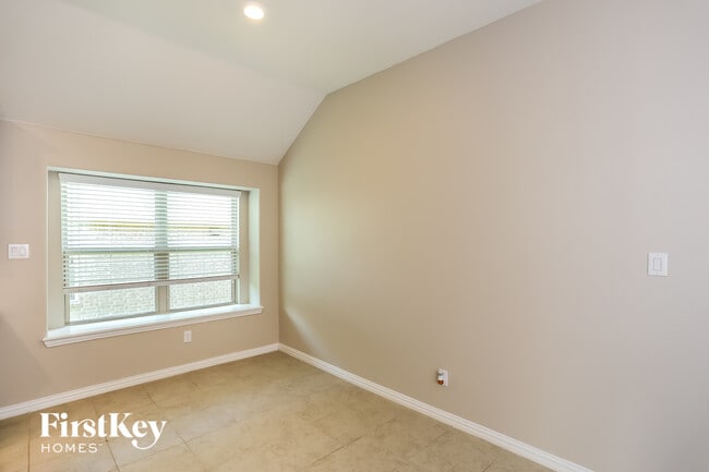 Building Photo - 824 Skytop Dr