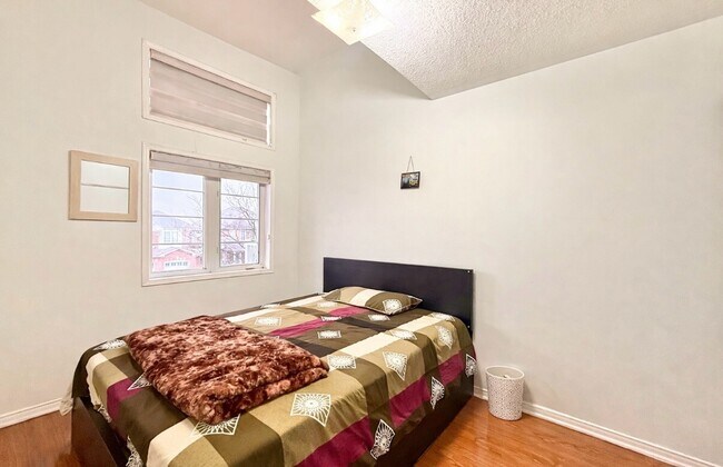 Photo du bâtiment - 3 BED - 2.5 BATH - BRAMPTON - UPPER LEVEL