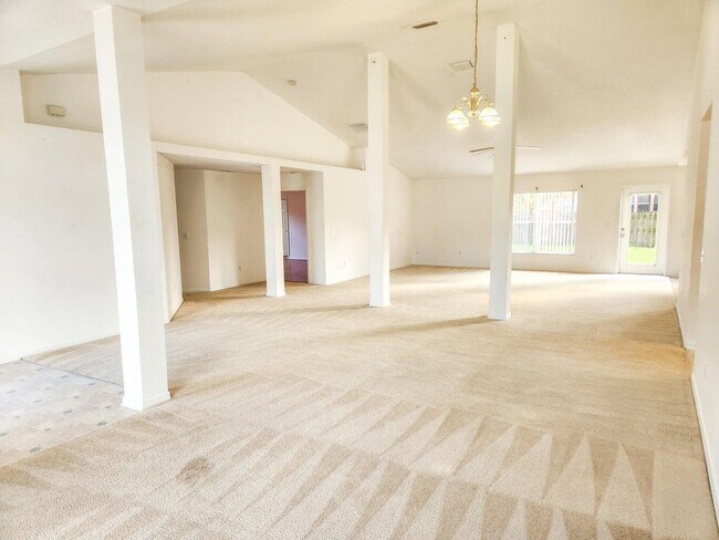 Building Photo - 245 SW Tulip Blvd
