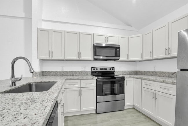 Photo - 13910 Folkestone Cir House