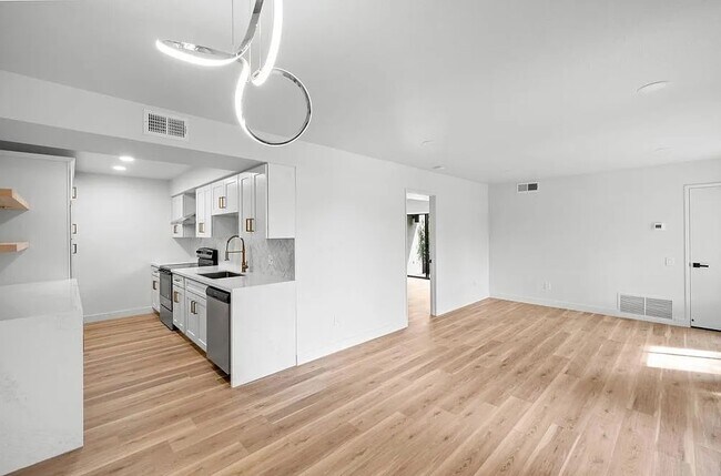Building Photo - 353 N Hermosa Dr