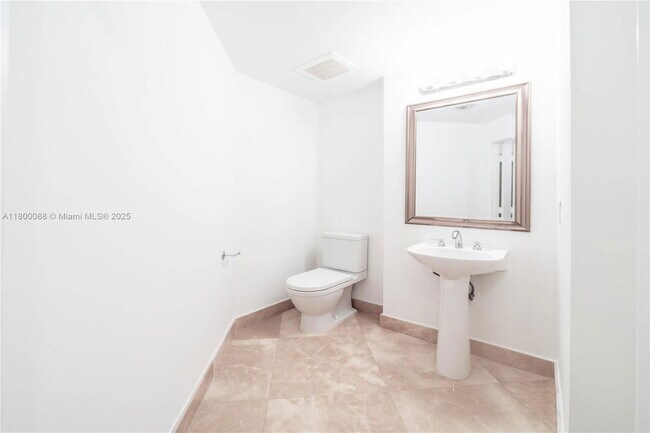 Foto del edificio - 3330 NE 190th St