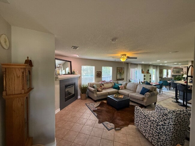Building Photo - "Charming 3-Bedroom Duplex in Castle Rock"    Spacious 1806 Sq Ft, 2.5 Baths!  Available - 08-01-...