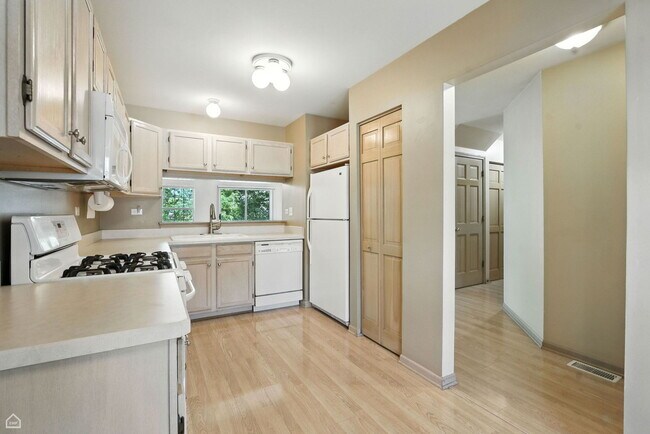 Foto del edificio - 223 Mistwood Ln