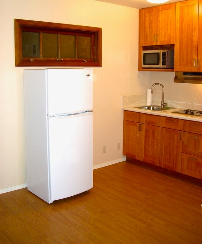 Kitchen - 635 Charles St