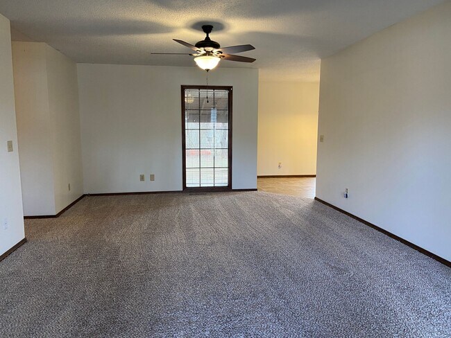 Building Photo - All brick 3 Bed, 2 Bath, 2 Car Garage Ranch