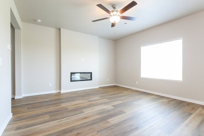 Foto del edificio - 7332 Crystal Ave