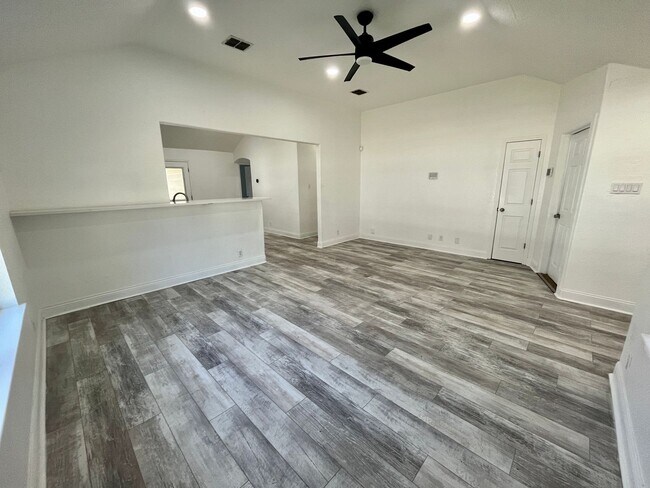 Foto del edificio - NOW AVAILABLE! Energy Efficient home on th...