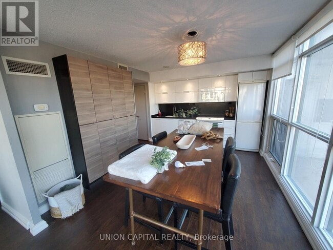 Building Photo - 25 Capreol Ct