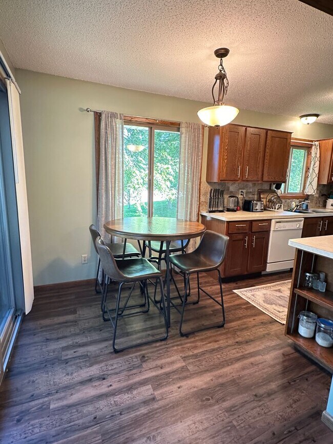 Building Photo - Plymouth Twin Home, 2 Car Garage, Dishwash...