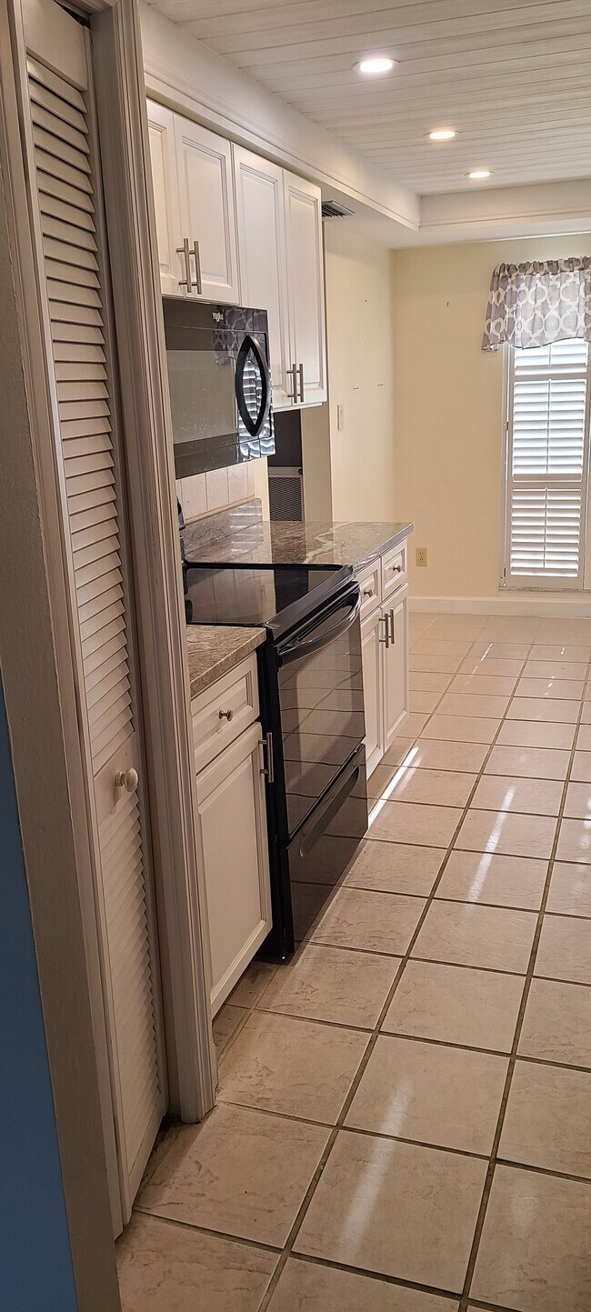 Cocina1 - 2800 Cove Cay Dr