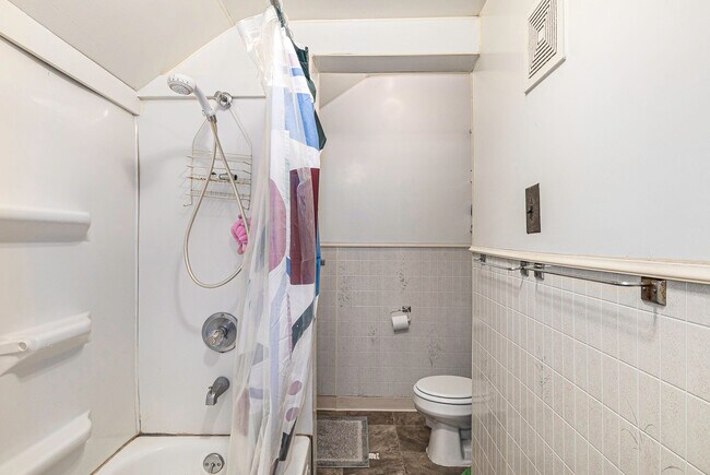 Building Photo - 810 W Liberty St