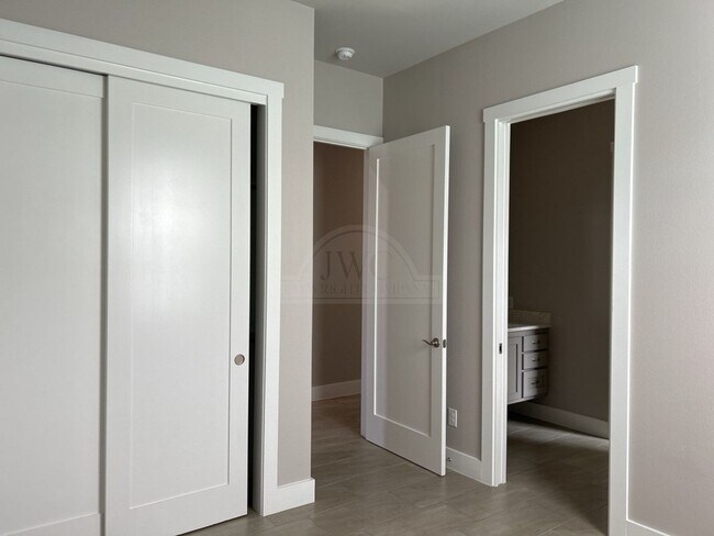 Foto del edificio - 5001 White Rose Dr