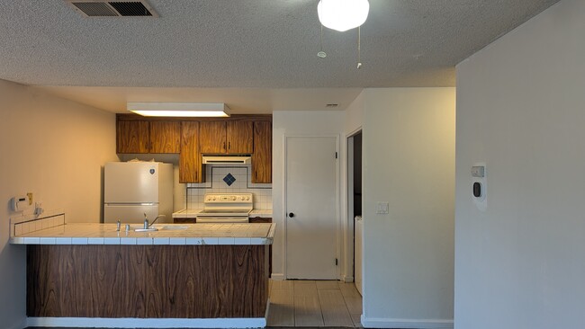 Building Photo - 2601 Hampton Ln