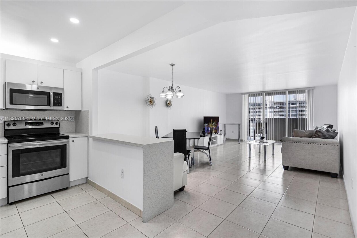 Foto principal - 2780 NE 183rd St