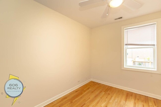 Building Photo - 3347 N Clark St