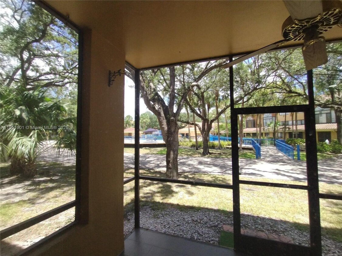 Primary Photo - 15509 N Miami Lakeway