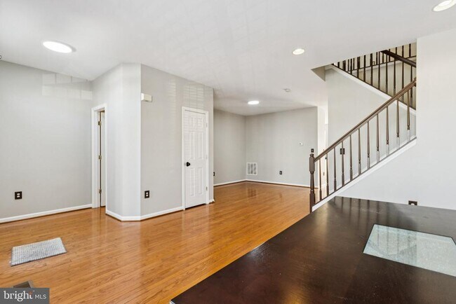 Foto del edificio - 120 Douglas Dr