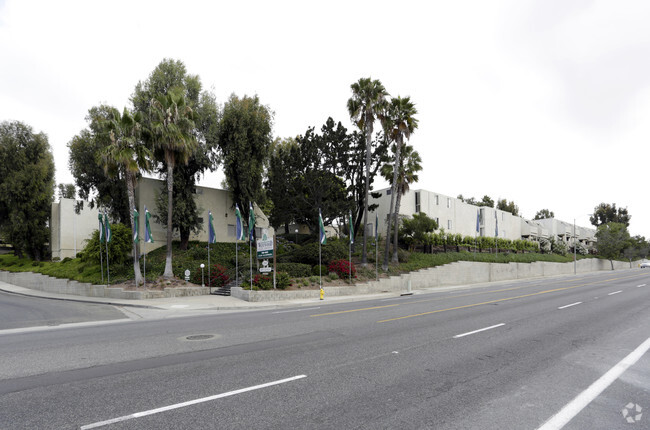 Foto del edificio - Westwood Village